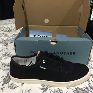 Tom’s lace up, low top sneaker.